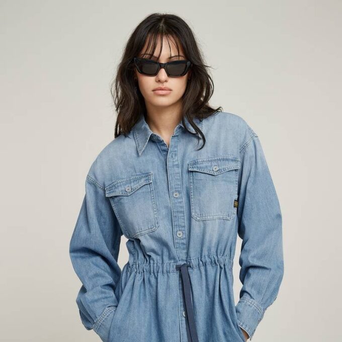 Avslappnad denimklänning med dragsko Avslappnad denimklänning med dragsko