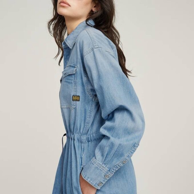 Avslappnad denimklänning med dragsko Avslappnad denimklänning med dragsko