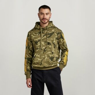 Hoodie med kamouflageärm och grafisk design