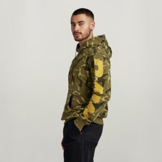 Hoodie med kamouflageärm och grafisk design