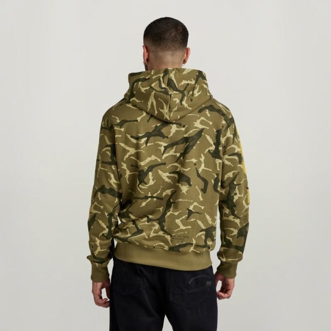 Hoodie med kamouflageärm och grafisk design Hoodie med kamouflageärm och grafisk design