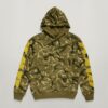 Hoodie med kamouflageärm och grafisk design Hoodie med kamouflageärm och grafisk design