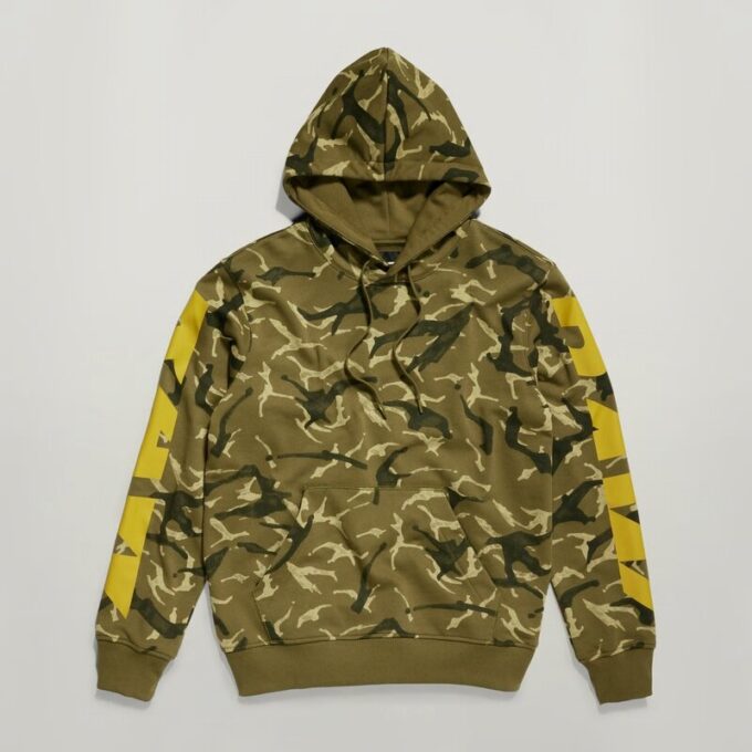 Hoodie med kamouflageärm och grafisk design Hoodie med kamouflageärm och grafisk design