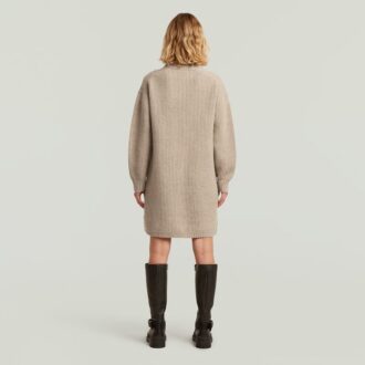 Kabelstickad klänning med lös stickning