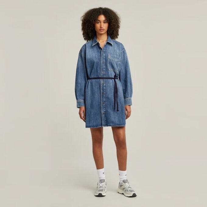 Klänning med bälte och överdimensionerad denim Klänning med bälte och överdimensionerad denim