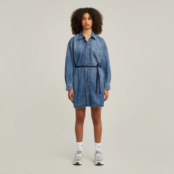 Klänning med bälte och överdimensionerad denim Klänning med bälte och överdimensionerad denim