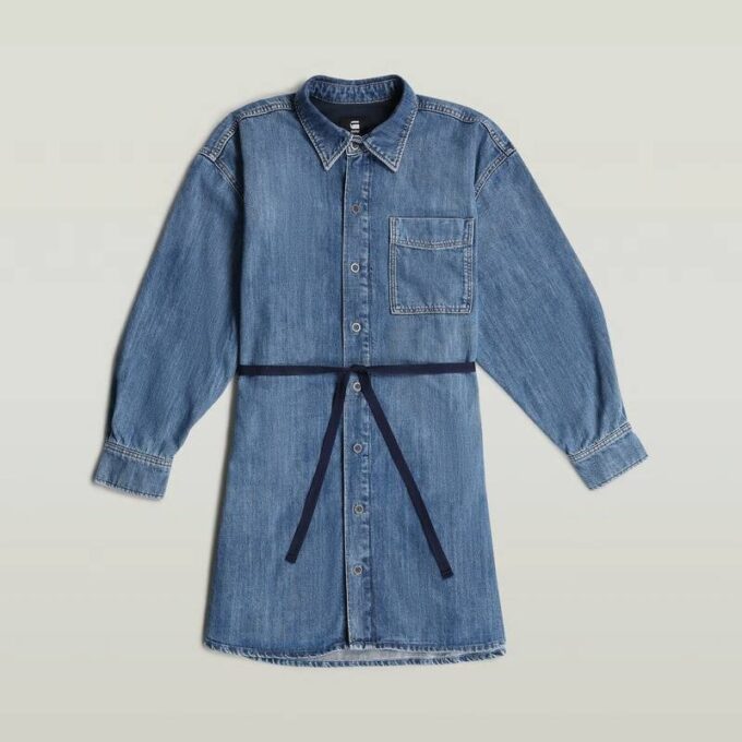 Klänning med bälte och överdimensionerad denim Klänning med bälte och överdimensionerad denim