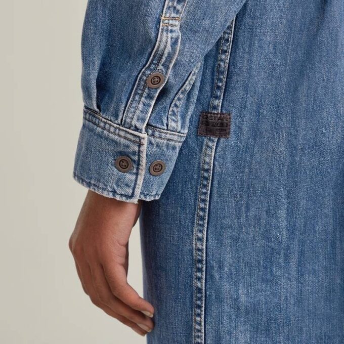 Klänning med bälte och överdimensionerad denim Klänning med bälte och överdimensionerad denim