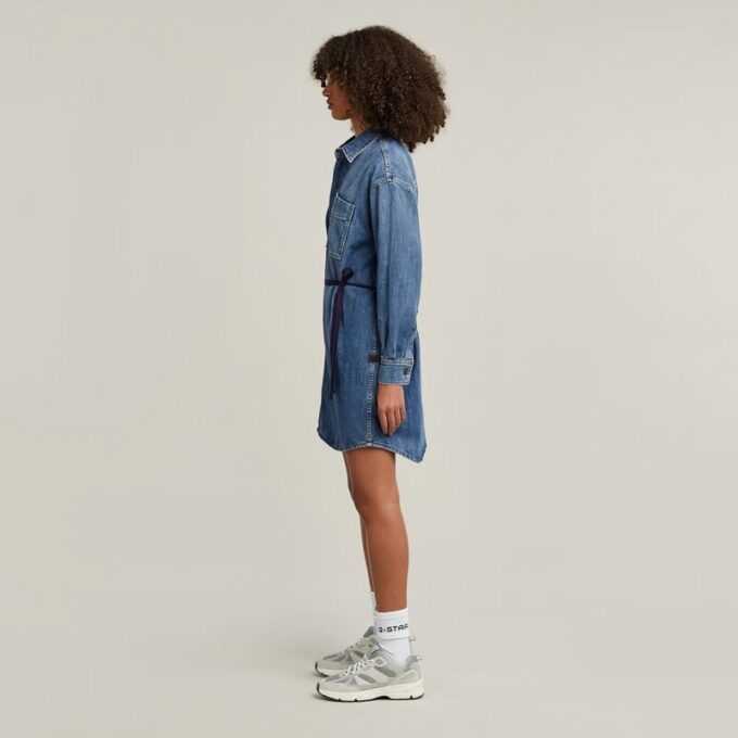 Klänning med bälte och överdimensionerad denim Klänning med bälte och överdimensionerad denim