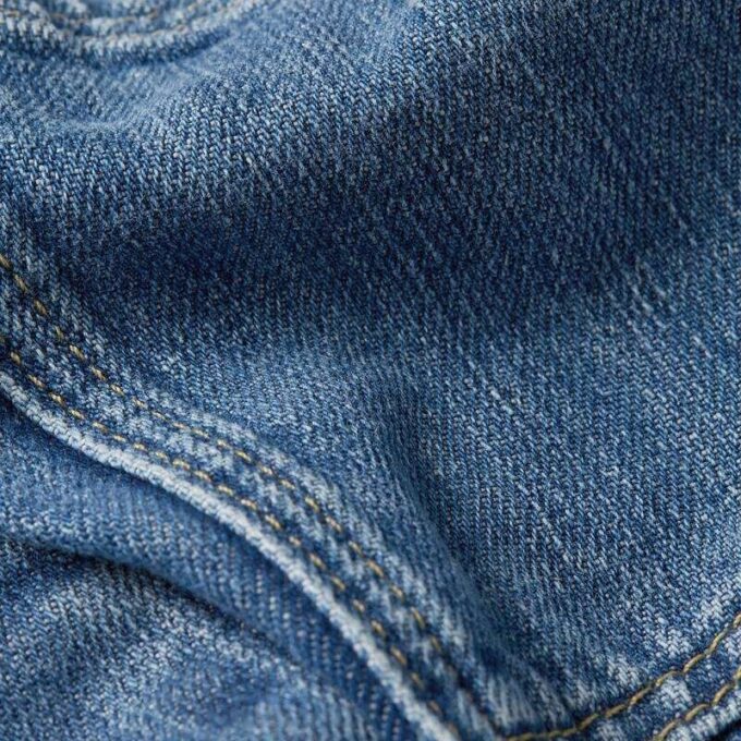 Klänning med bälte och överdimensionerad denim Klänning med bälte och överdimensionerad denim