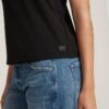 Liten topp med logotyp i mitten Liten topp med logotyp i mitten