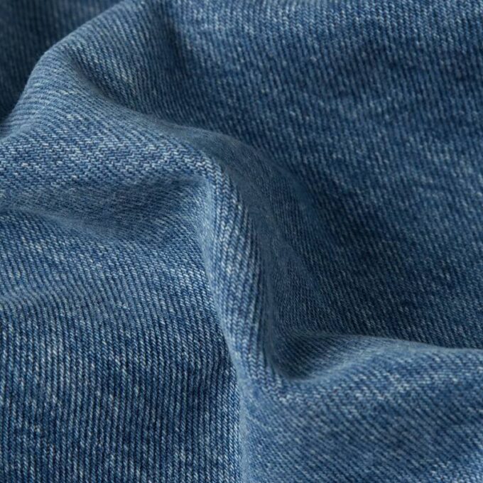 Långa, lösa jeans med fickor