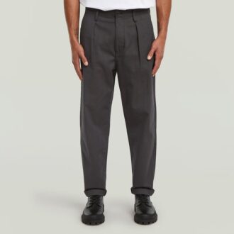 Plisserad chino med avsmalnande passform