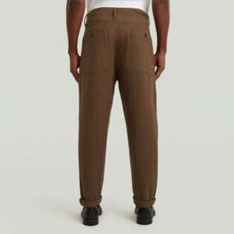 Plisserad chino med avsmalnande passform