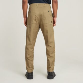 Plisserad chino med avsmalnande passform
