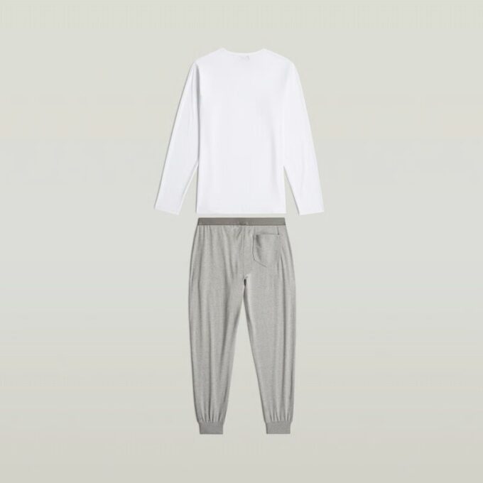 Pyjamasset med t-shirt och byxor Pyjamasset med t-shirt och byxor