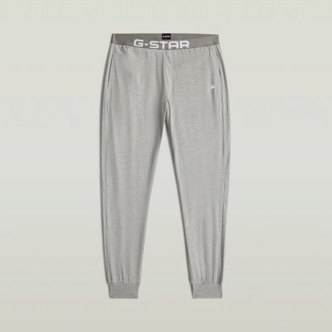 Pyjamasset med t-shirt och byxor Pyjamasset med t-shirt och byxor