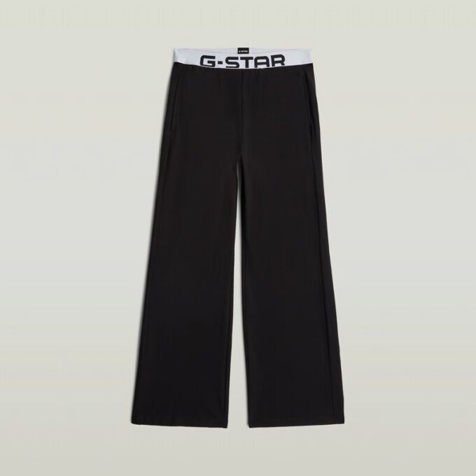 Pyjamasset med t-shirt och byxor Pyjamasset med t-shirt och byxor