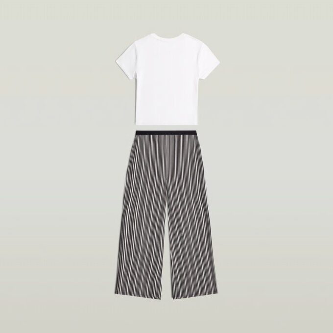 Pyjamasset med t-shirt och vida byxor Pyjamasset med t-shirt och vida byxor