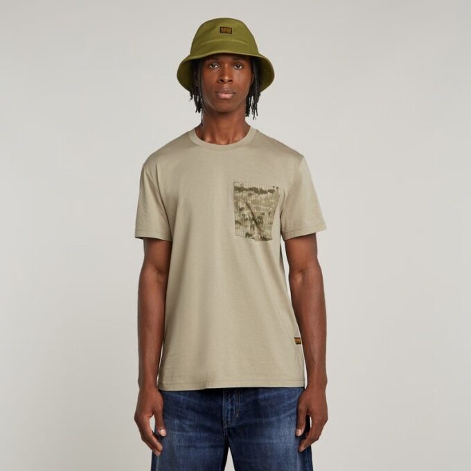 Skuggvävd t-shirt med fickor och kamouflagemönster