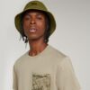 Skuggvävd t-shirt med fickor och kamouflagemönster