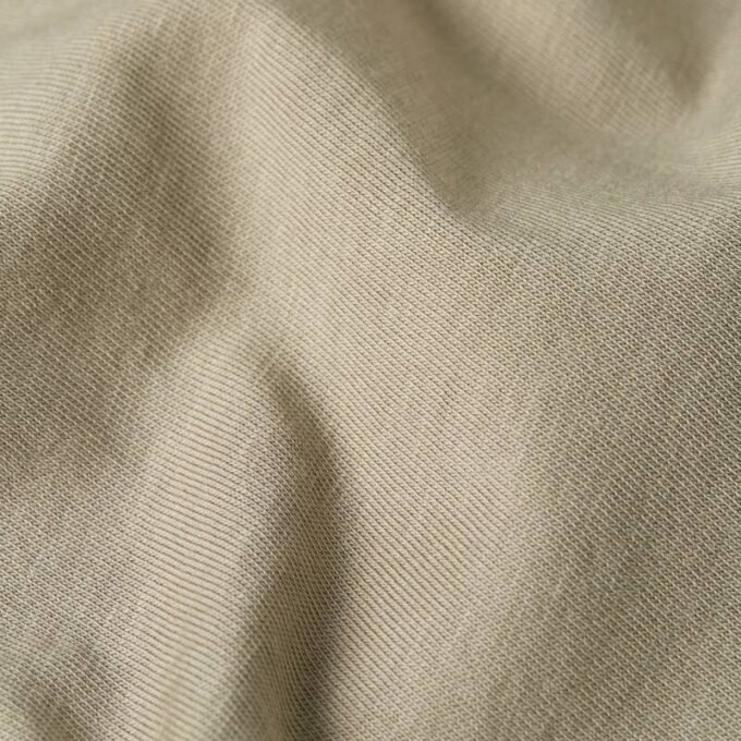 Skuggvävd t-shirt med fickor och kamouflagemönster