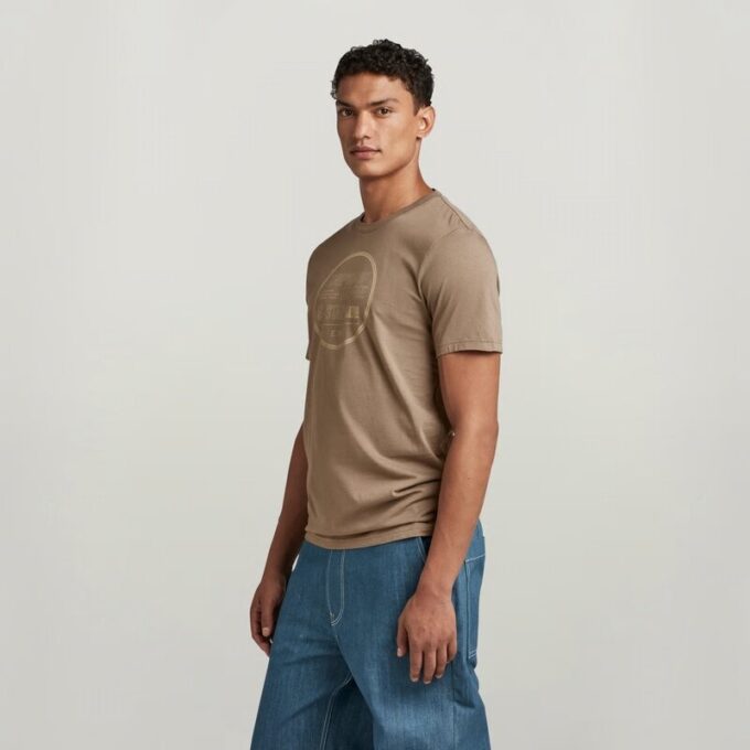 Slim-T-shirt med tryck på bröstet