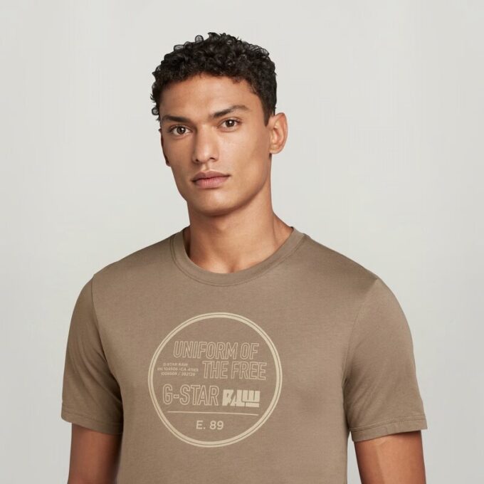 Slim-T-shirt med tryck på bröstet