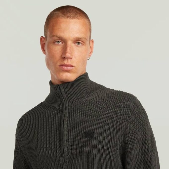 Stickad pullover med halv dragkedja Stickad pullover med halv dragkedja