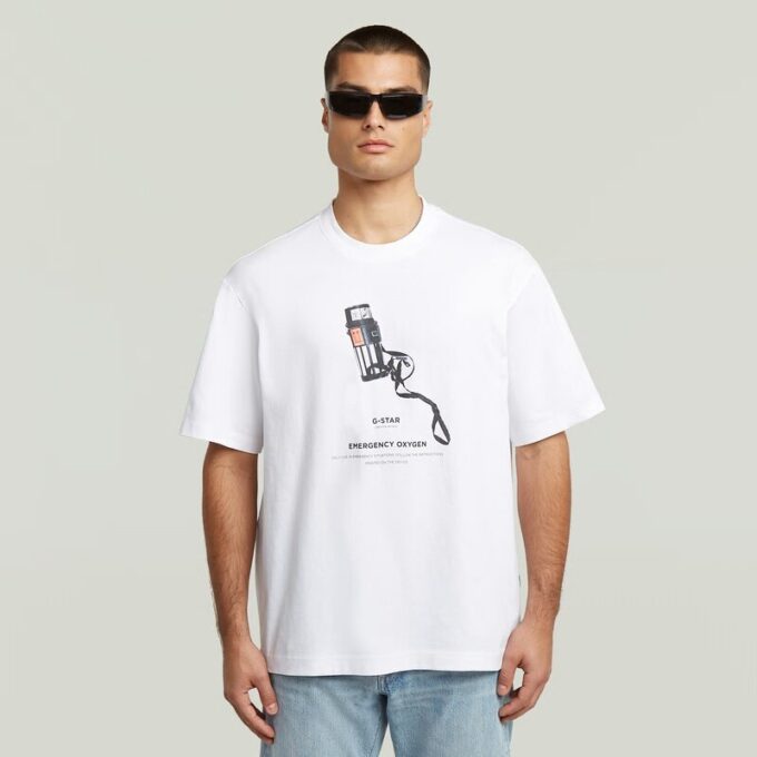 T-shirt med boxigt tryck och arkivtryck