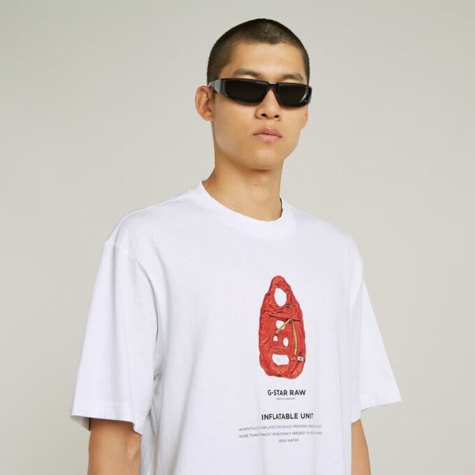 T-shirt med boxigt tryck och arkivtryck