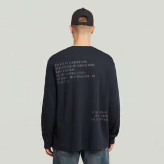 T-shirt med broderad text baktill