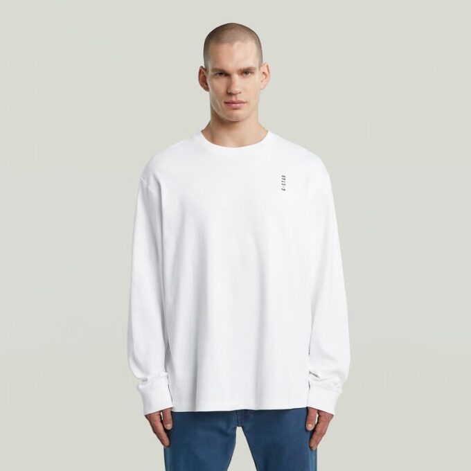 T-shirt med broderad text baktill