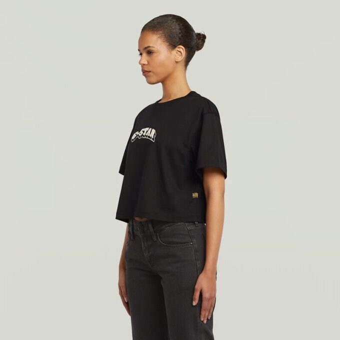 T-shirt med filtlogotyp och boxig design T-shirt med filtlogotyp och boxig design