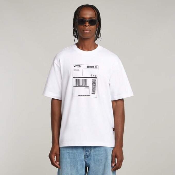 T-shirt med grafisk design och boxig design