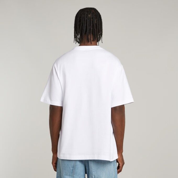T-shirt med grafisk design och boxig design