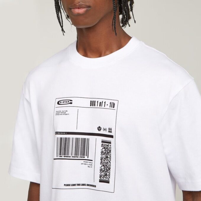 T-shirt med grafisk design och boxig design