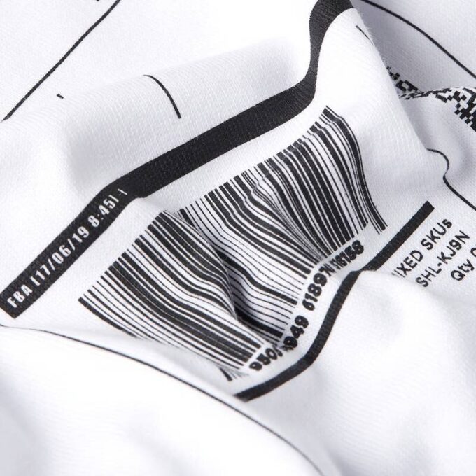 T-shirt med grafisk design och boxig design