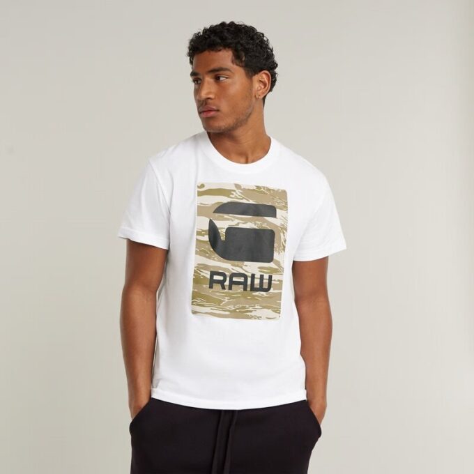 T-shirt med kamouflagemönster T-shirt med kamouflagemönster