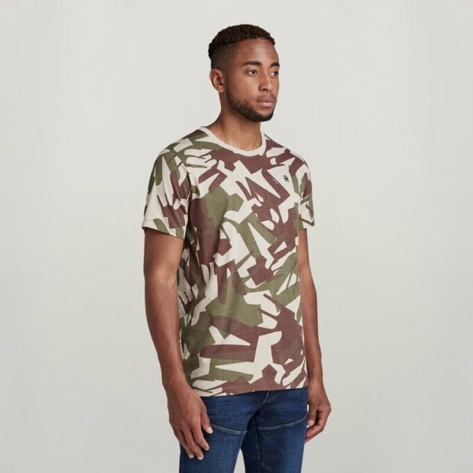 T-shirt med kamouflagemönster