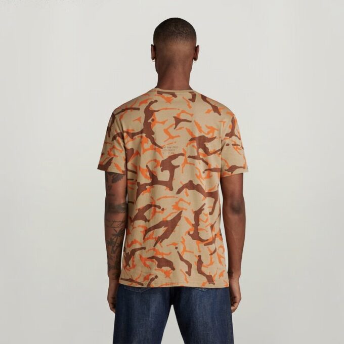 T-shirt med kamouflagemönster T-shirt med kamouflagemönster