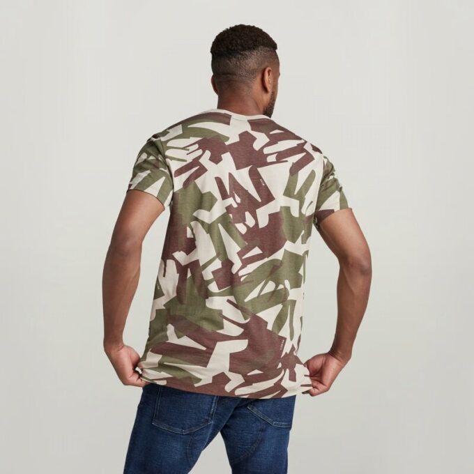 T-shirt med kamouflagemönster