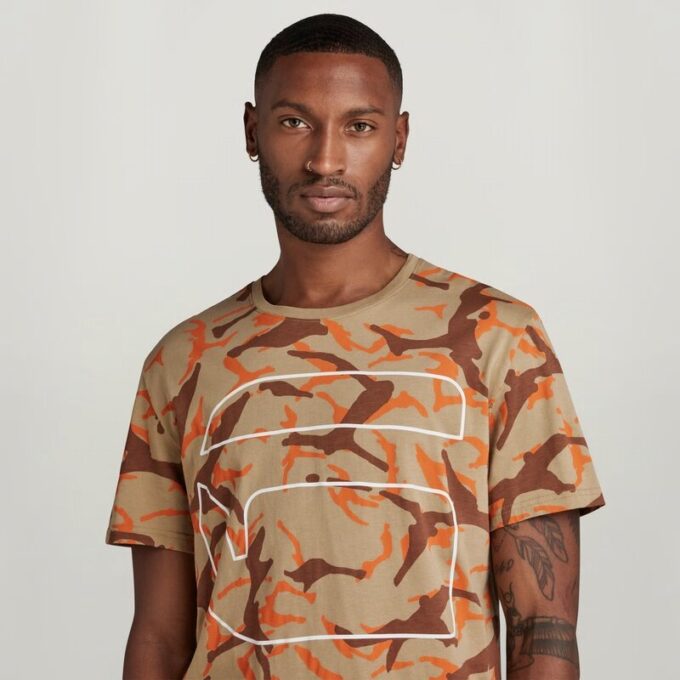 T-shirt med kamouflagemönster T-shirt med kamouflagemönster