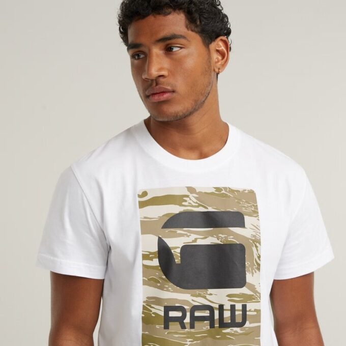 T-shirt med kamouflagemönster T-shirt med kamouflagemönster