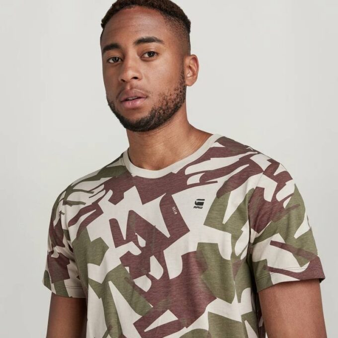 T-shirt med kamouflagemönster