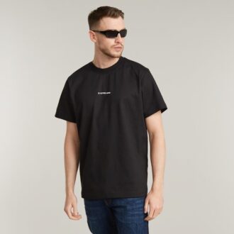 T-shirt med logotyp i mitten av bröstet