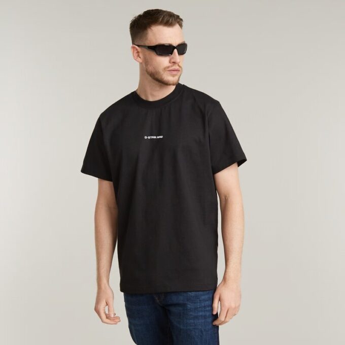 T-shirt med logotyp i mitten av bröstet