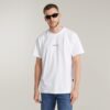 T-shirt med logotyp i mitten av bröstet