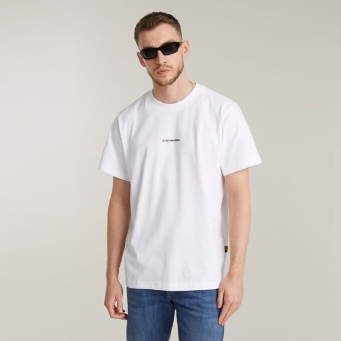 T-shirt med logotyp i mitten av bröstet
