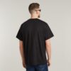 T-shirt med logotyp i mitten av bröstet